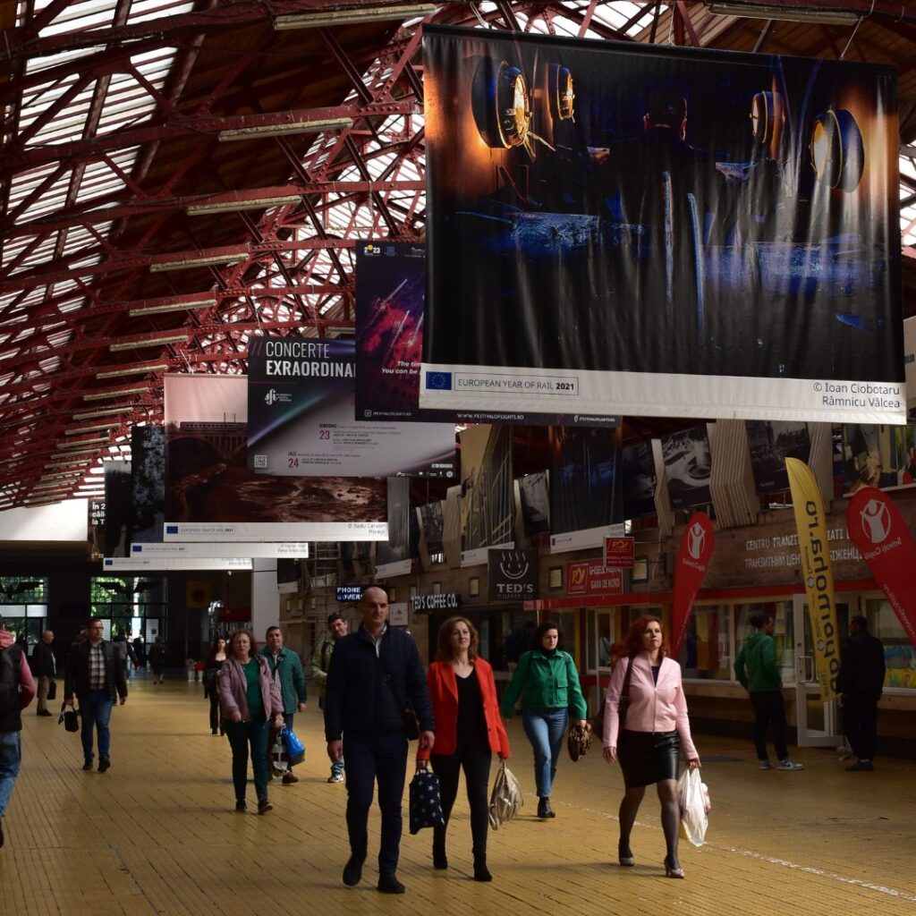 people leaving from Bucharest North Railway Station
