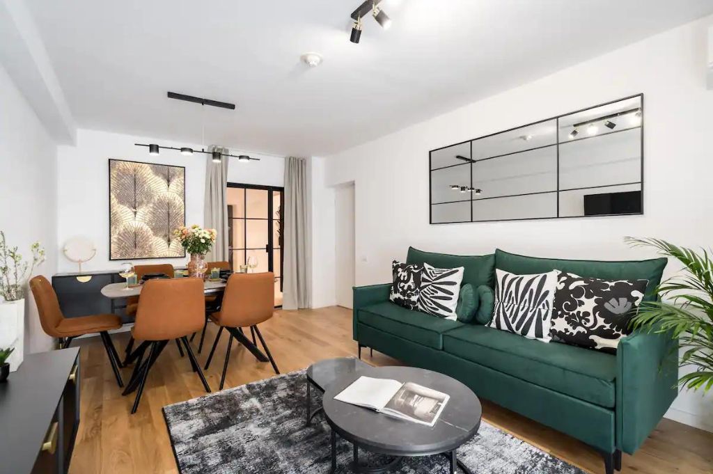 Sunny 2BR Large Midtown Flat 3 Superb Balconies