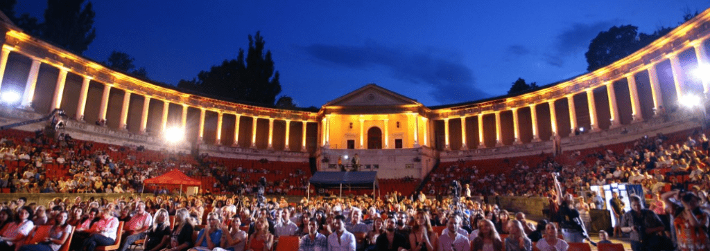 Arenele Romane (The Roman Arenas)
