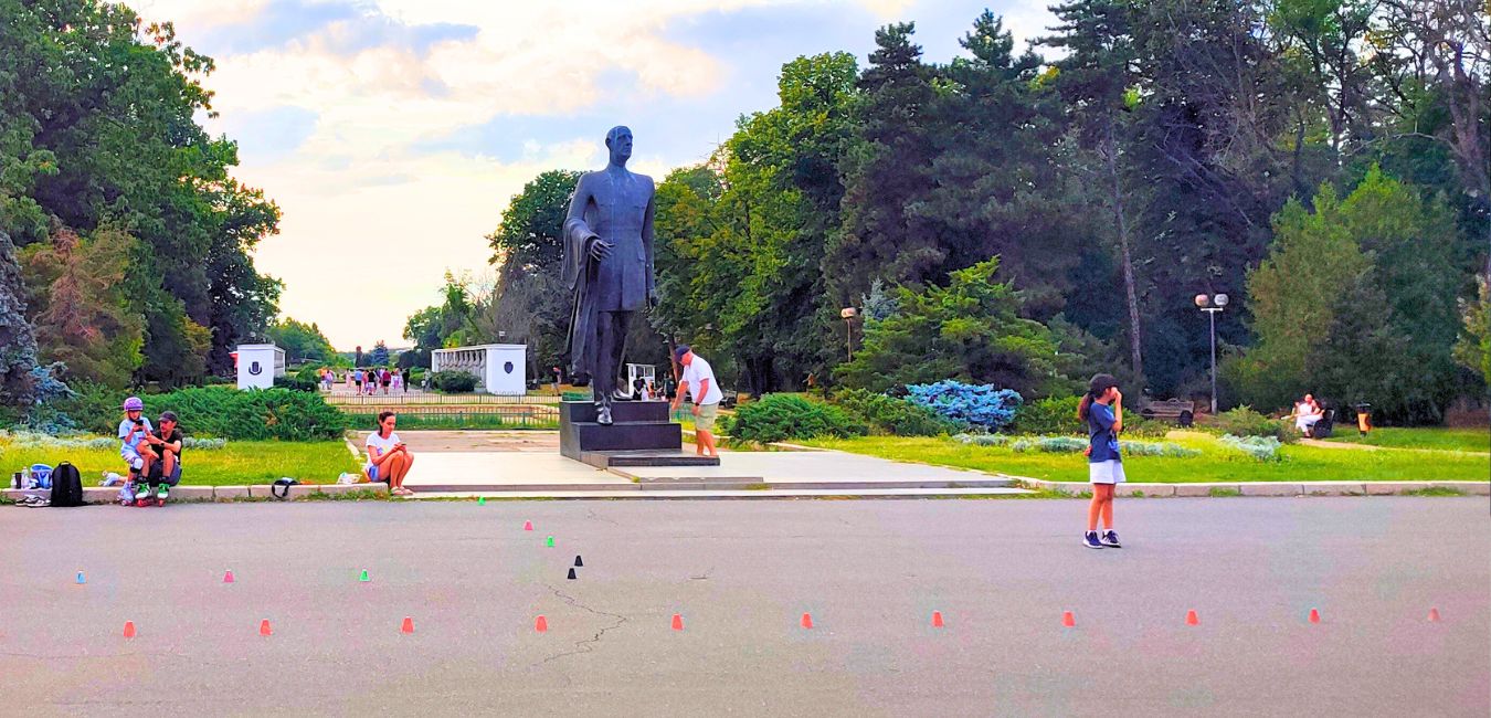 Charles de Gaulle statue