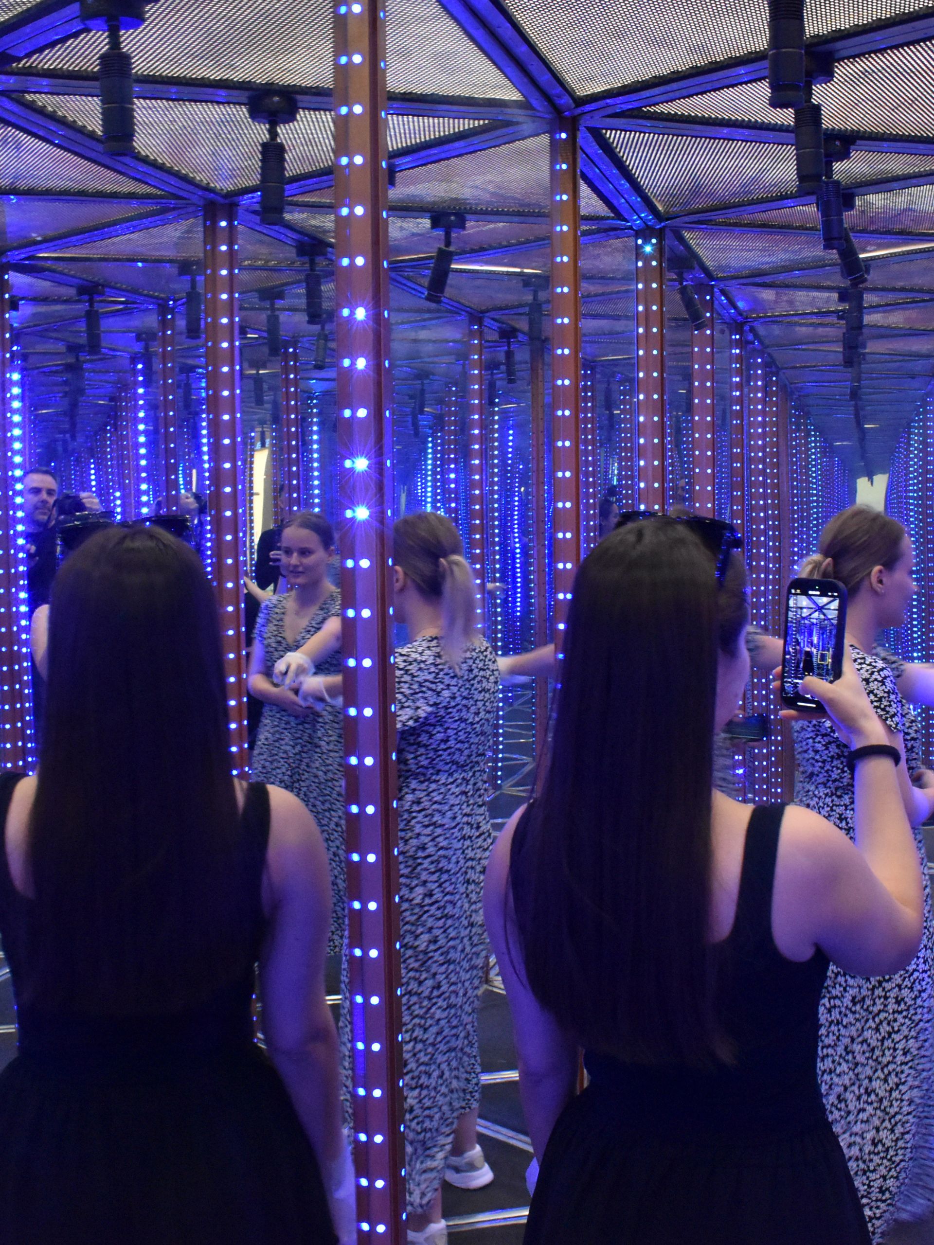 Illusion mirror